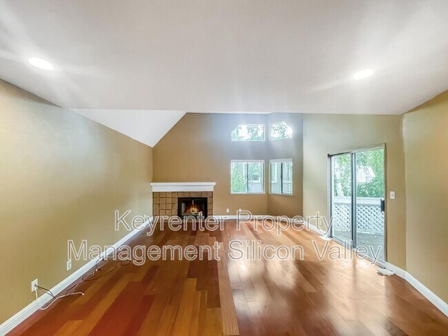 Foto del edificio - 4870 Lakebird Pl