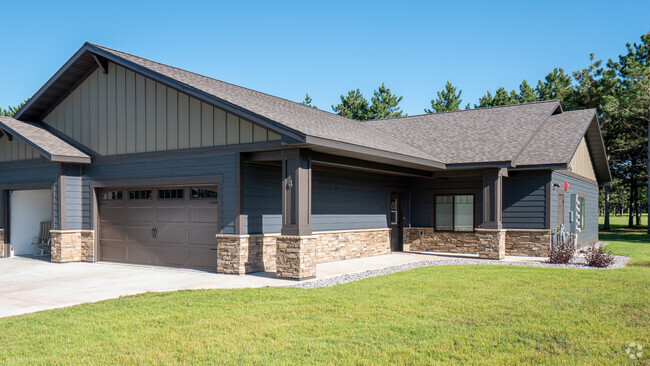 Building Photo - 653 Lake Forest Cir