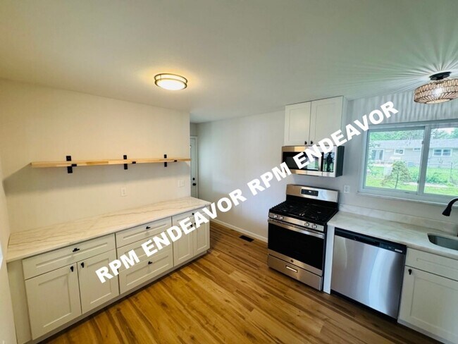 Building Photo - Modern 3-Bed Home in Quiet Neighborhood. F...