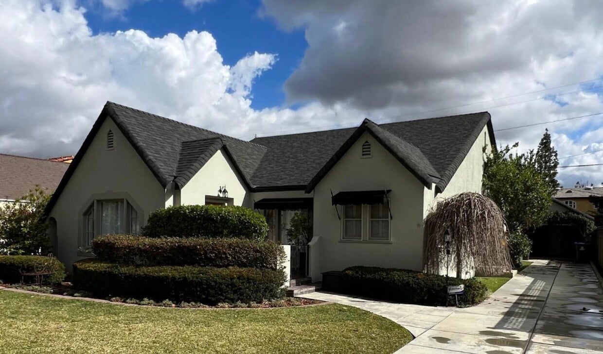 Primary Photo - 2 bed (optional 3) 2 bath Vintage Charm ho...