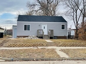 Building Photo - 1015 8th Ave W