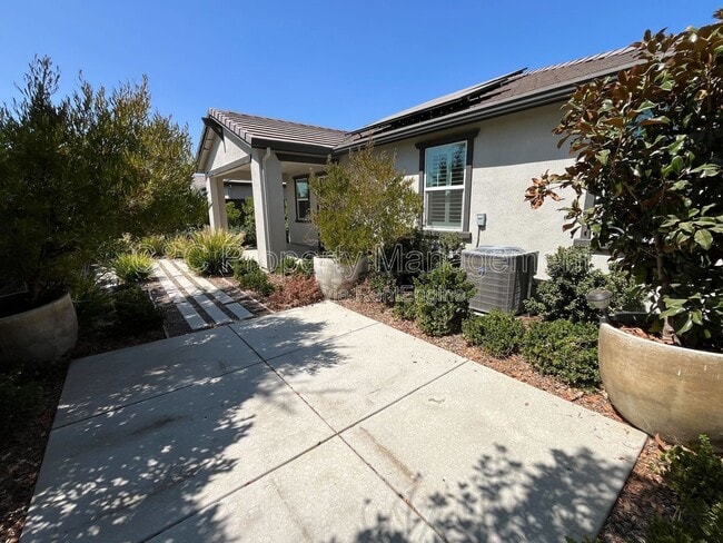Building Photo - 608 Somerset Way