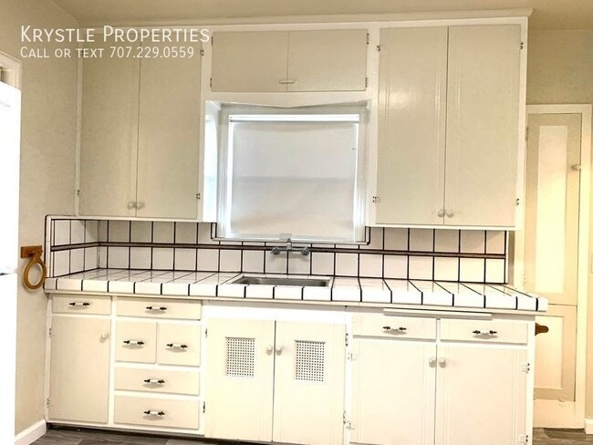 Building Photo - Adorable and spacious duplex with garage