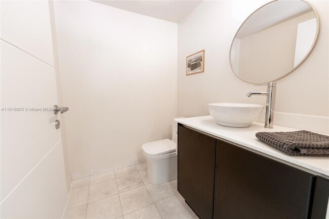 Foto del edificio - 665 NE 25th St