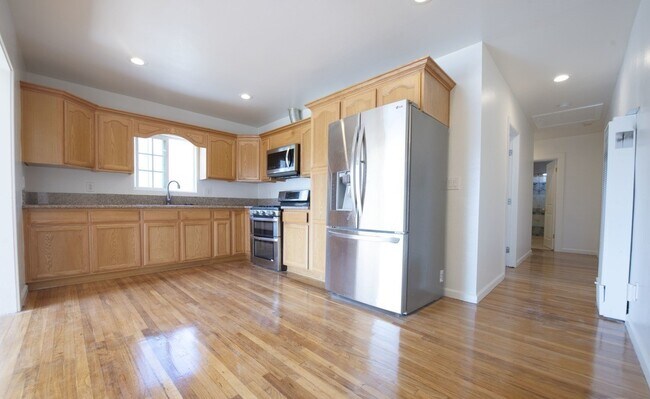 Building Photo - 2847 Somerset Dr