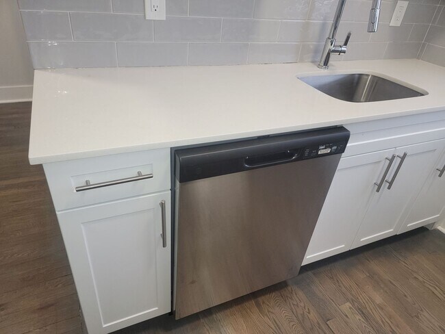 Foto del edificio - Studio plus with in unit laundry available...