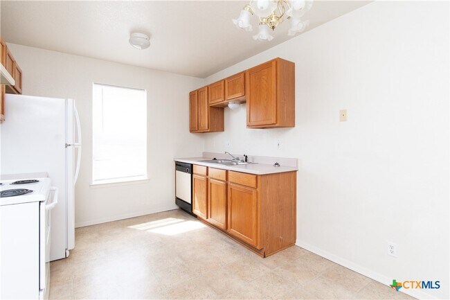 Building Photo - 2014 Cedarhill Dr