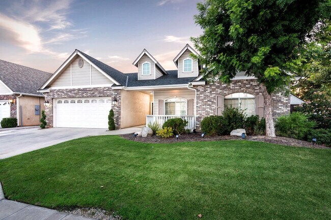 Building Photo - Beautiful Northeast 4 Bedroom 2.5 Bath home