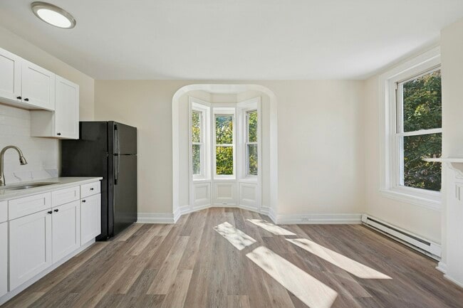 Building Photo - 109 W Queen Ln