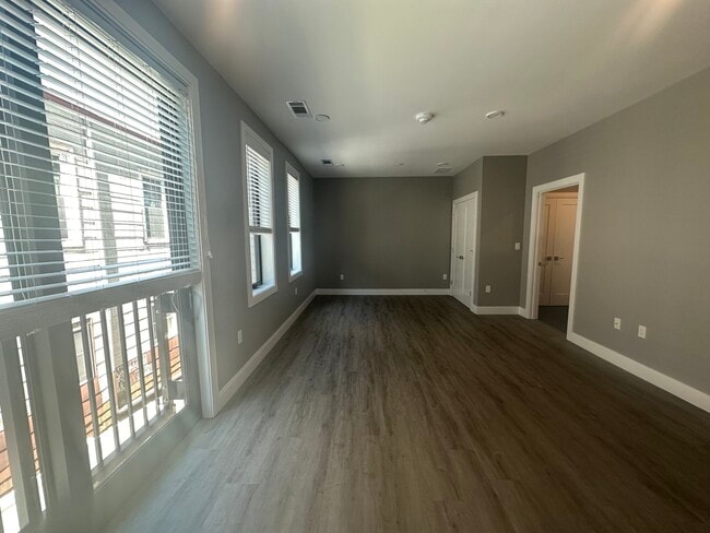 Building Photo - 656 Saratoga St