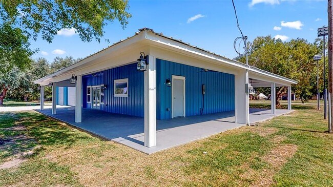 Building Photo - 541 Trout St