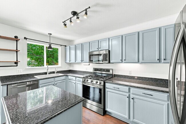 Foto del edificio - $2,845.95, 6-bed, 3.5-bath located in Colorado Springs with a fenced backyard.