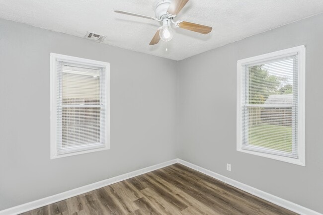 Building Photo - 2925 E Maplewood Dr