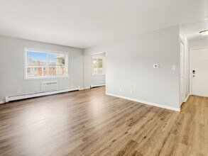 Building Photo - 533 W 20th St