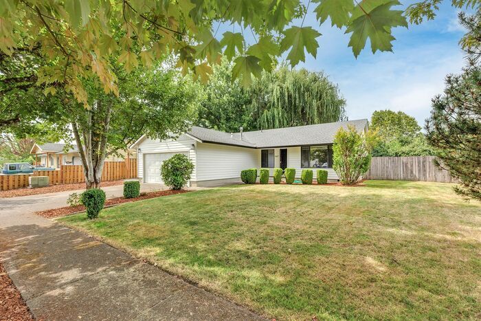 Foto principal - Updated Single Level Home with Large Fence...