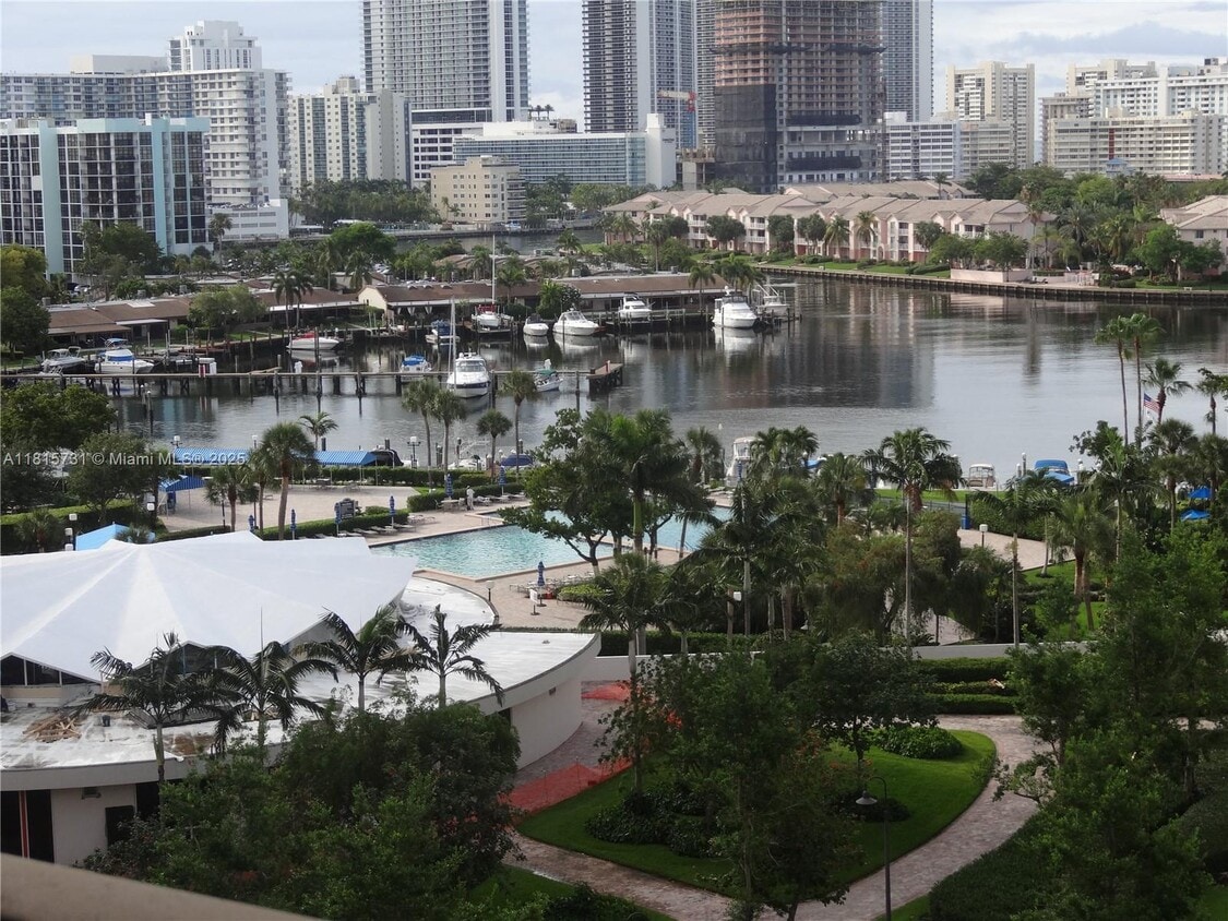 Foto principal - 600 Three Islands Boulevard
