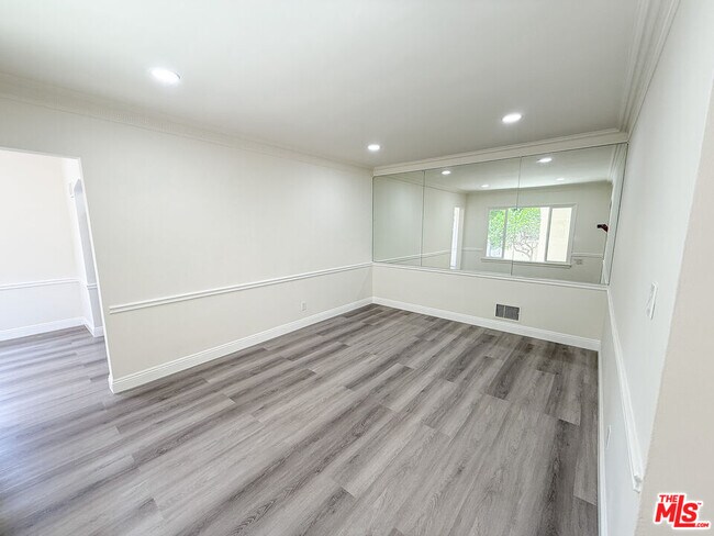 Foto del edificio - 115 N Clark Dr