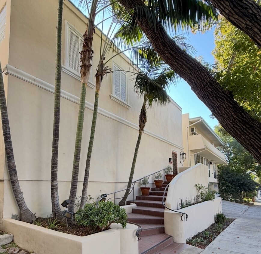 Primary Photo - Newly-Updated 1 Bedroom Apartment with Lau...