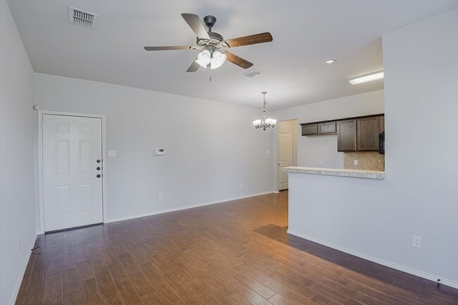 Building Photo - Beautiful 3 Bedroom, 2.5 Bath duplex locat...