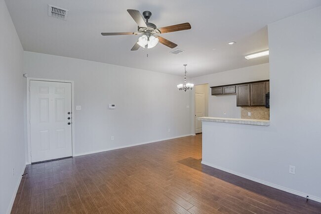 Foto del edificio - Beautiful 3 Bedroom, 2.5 Bath duplex locat...
