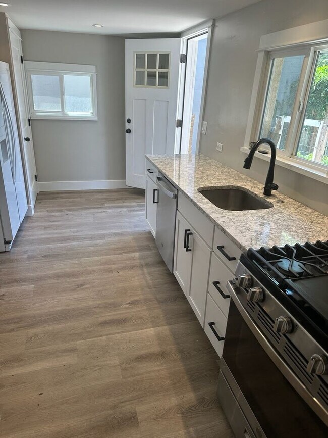 Foto del edificio - 2 bedroom, 1 bath in Denver's Sunnyside ne...