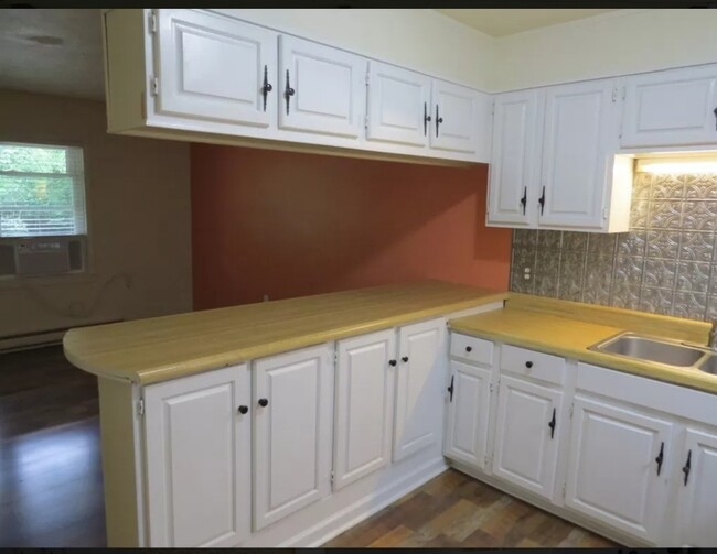 Kitchen counter - 417 N Country Club Dr