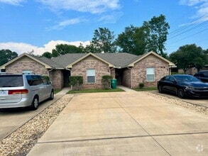 Building Photo - 879 Fairview Dr