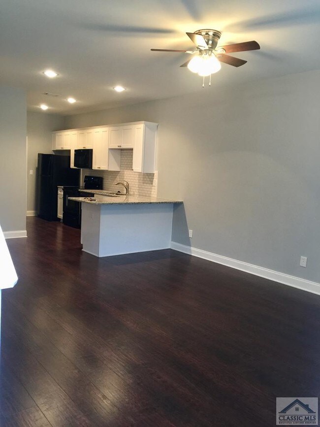 Building Photo - 1010 Binghampton Cir