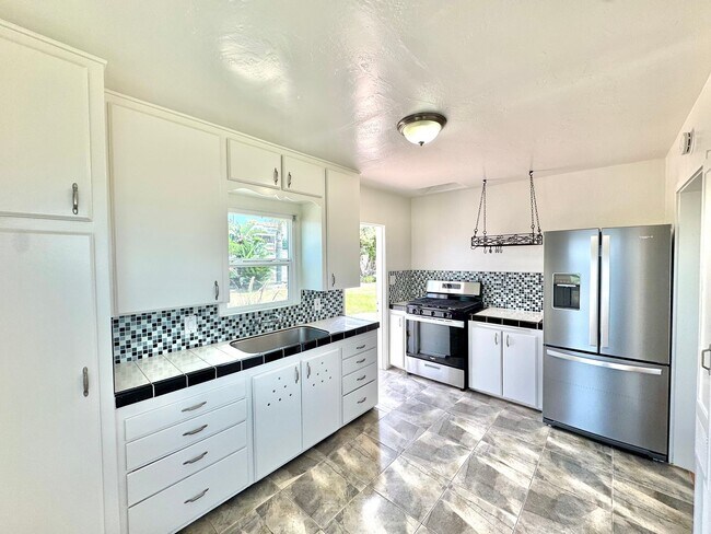 Foto del edificio - 3bd/1ba OB Home with OCEAN VIEWS! Hardwood floors, fenced yard, garage, laundry!
