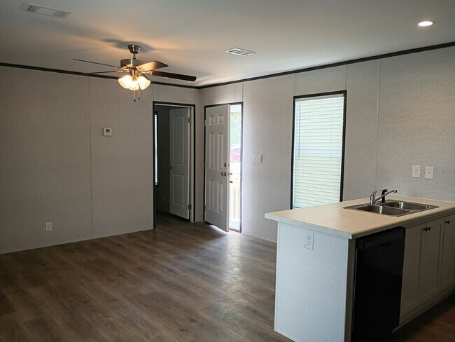 Building Photo - 10 Center Isle