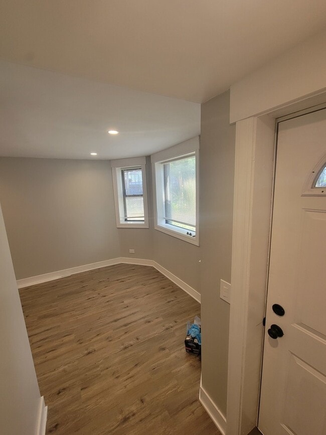 Building Photo - 3270 W Wrightwood Ave