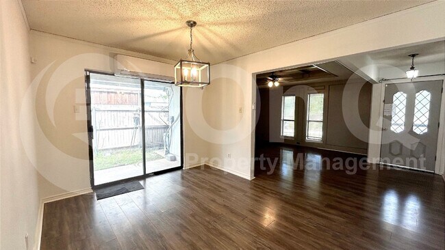 Foto del edificio - 409 Stoneybrook Dr