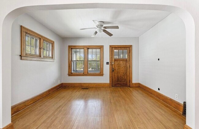 Sala de estar - 1480 Canfield Ave