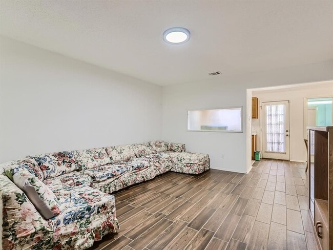 Foto del edificio - 8400 Jamestown Dr