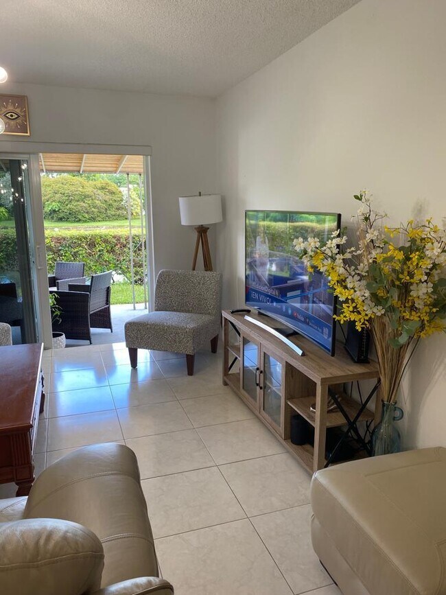 Foto del edificio - 8833 Bella Vista Dr