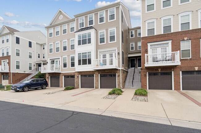 Building Photo - 42227 Canary Grass Square