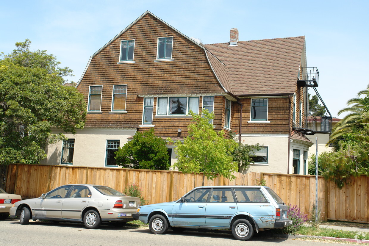 Building Photo - 2447 Derby St