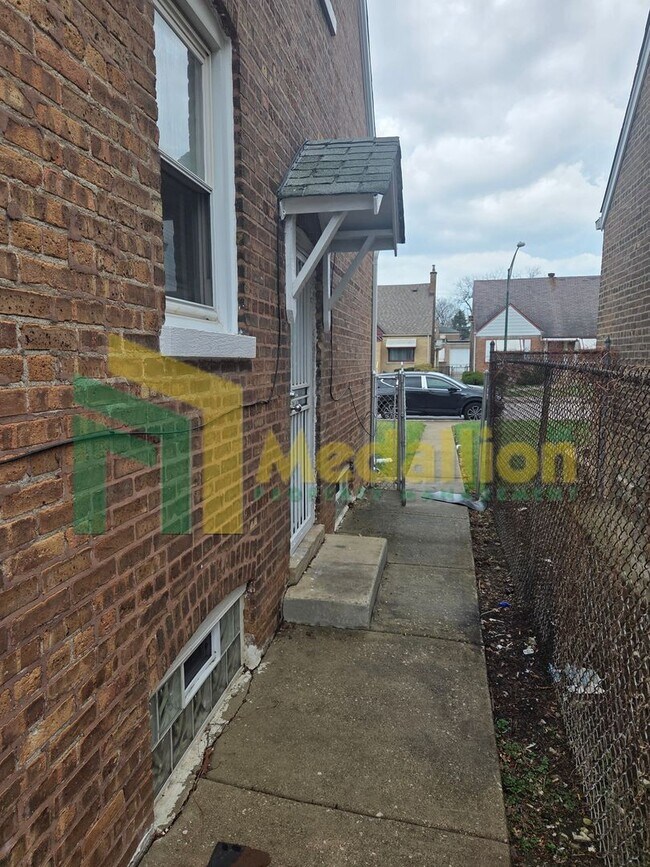 Foto del edificio - Updated 3-Bedroom Home with Spacious Layout and Backyard