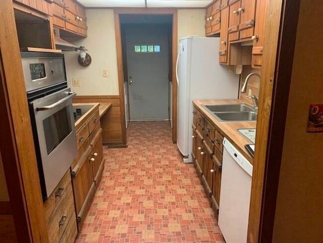 Building Photo - 3780 Highland Tpke