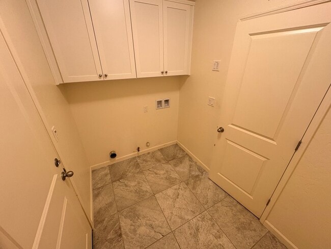 Building Photo - Lovely 3 bedroom home for rent in Hanford CA