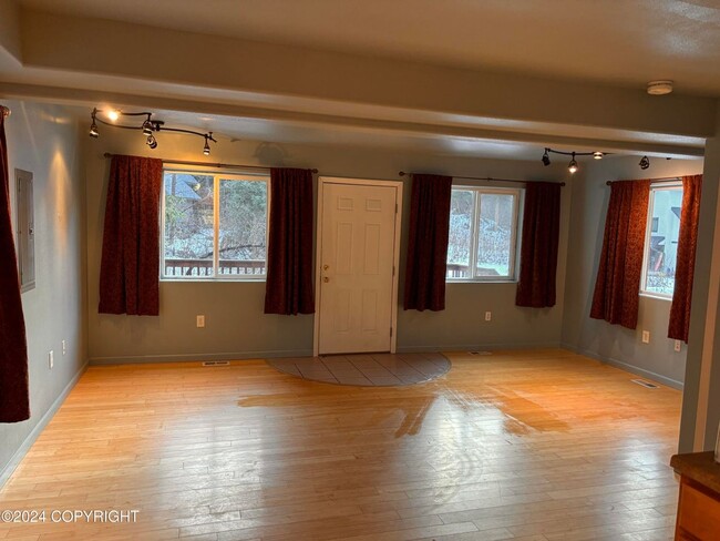 Building Photo - Beautiful Girdwood Home!