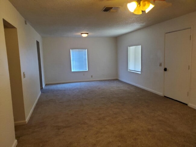 Foto del edificio - 430 Robinson Ave