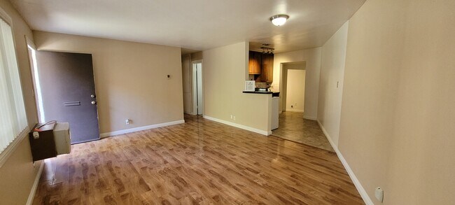 Foto del edificio - 24370 Newhall Ave