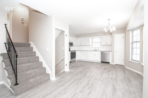 Foto del edificio - Roomy 3-bed 2-bath Duplex w/Fin Lower Leve...