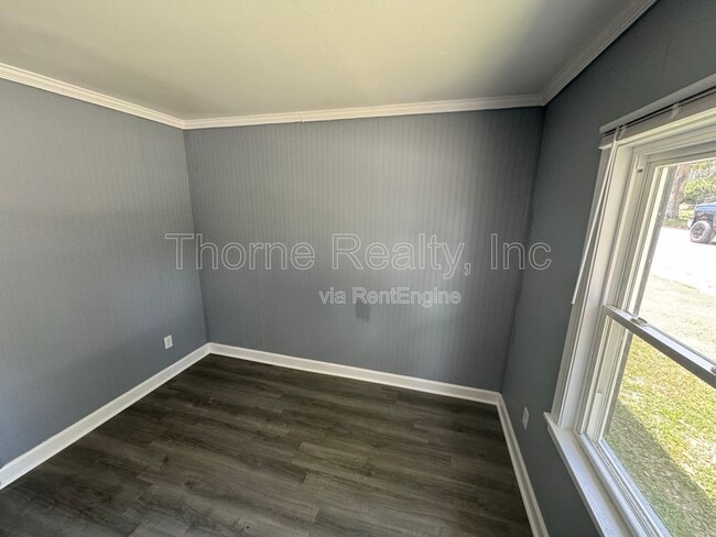 Building Photo - 305 E Battle Ave