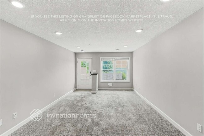 Building Photo - 10948 Yalta St NE