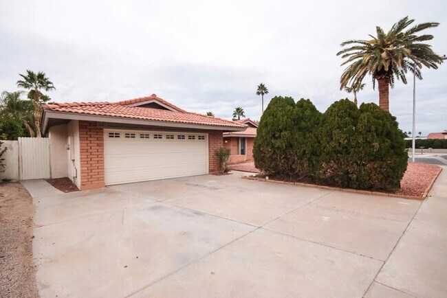 Foto del edificio - 2565 W Monterey Ave