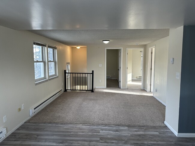 Foto del edificio - Enjoy an open floor plan in a prime location next to the bus line.