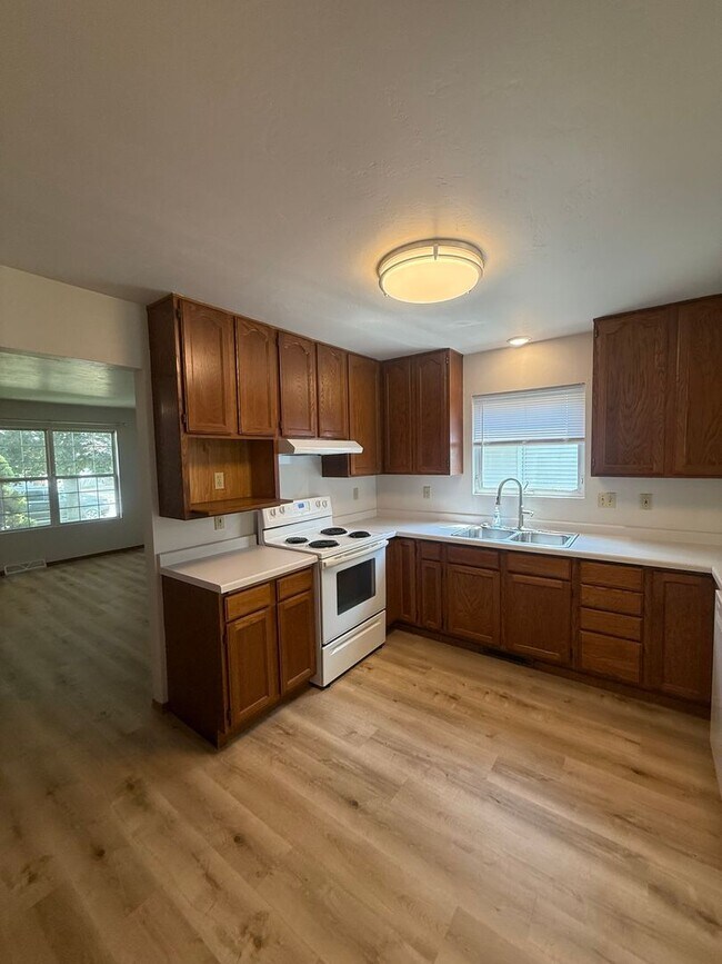 Building Photo - 600-602 Mollies Way