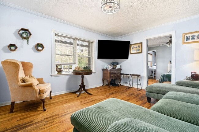 Building Photo - House in Auburn Available NOW!